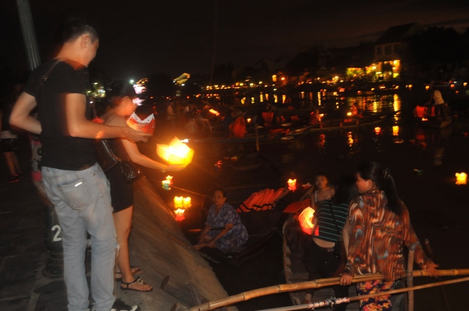 Bạn trẻ cùng nhau thả hoa đăng nguyện ước