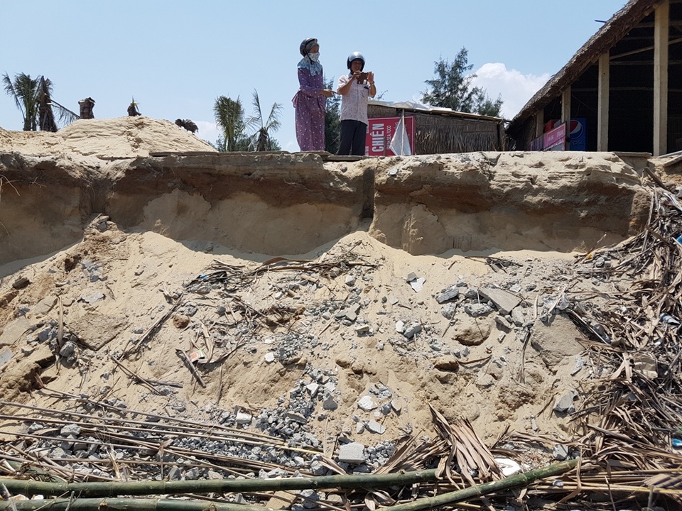 
Người dân thẫn thờ với bãi biển đã bị sóng đánh sát vào khu vực nhà hàng
