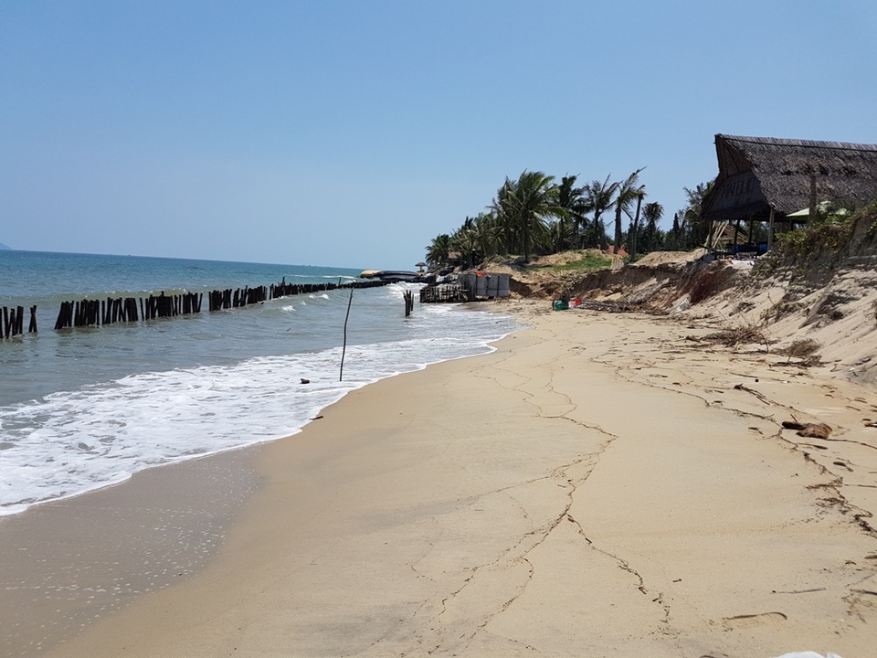 Hơn 100m bãi biển bị sạt lở