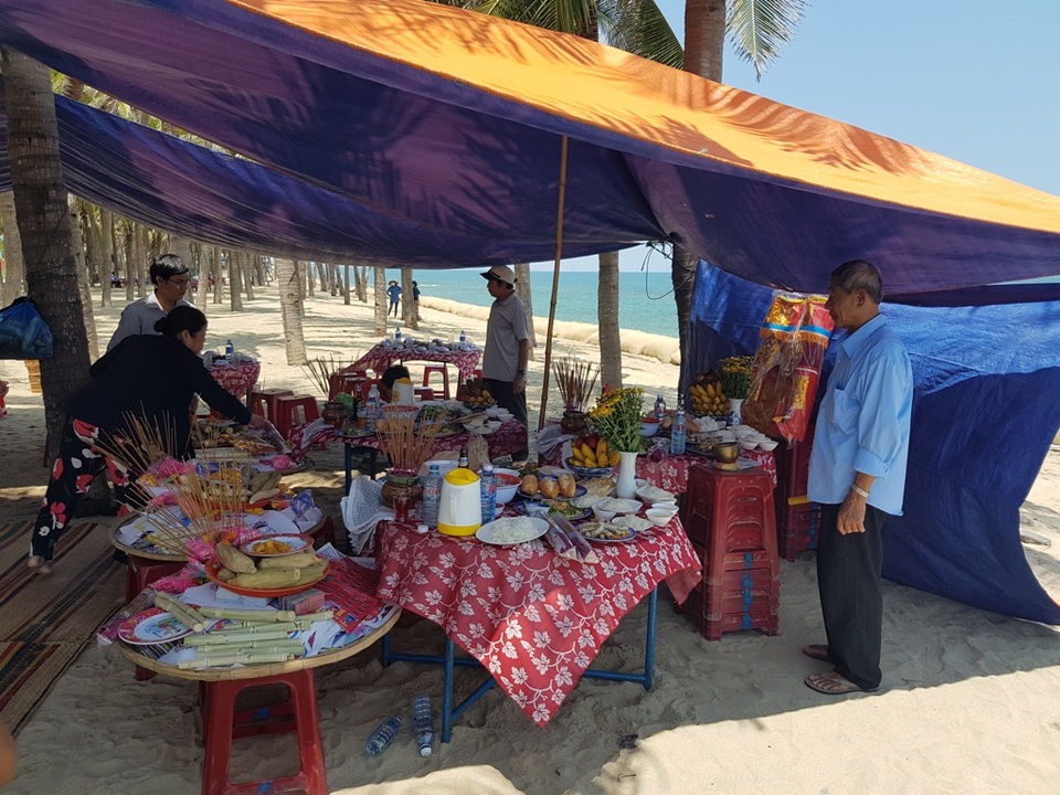 Người dân buôn bán ở Cửa Đại cúng thần biển, mong cho mưa thuận gió hòa, biển không còn ăn vào nữa