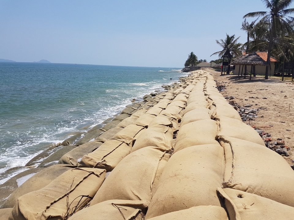 Đoạn bờ biển được gia cố bằng kè mềm