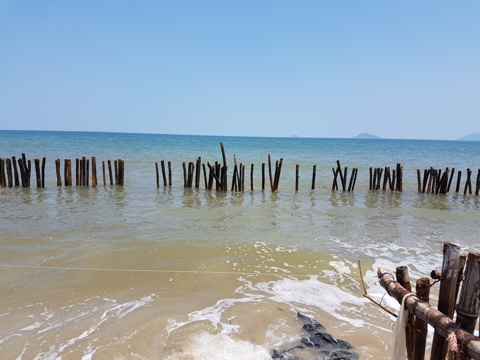 Biển đã xâm thực vào sâu hàng chục mét