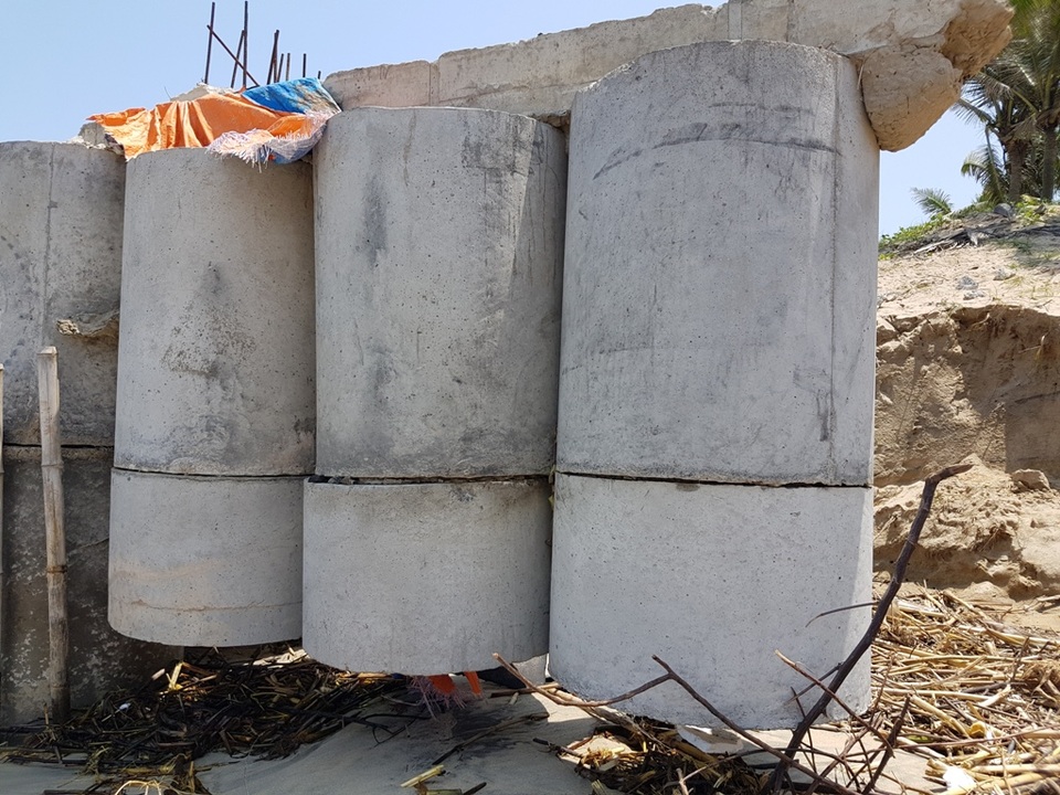 Kè móng kiên cố cũng không chịu nổi sóng biển