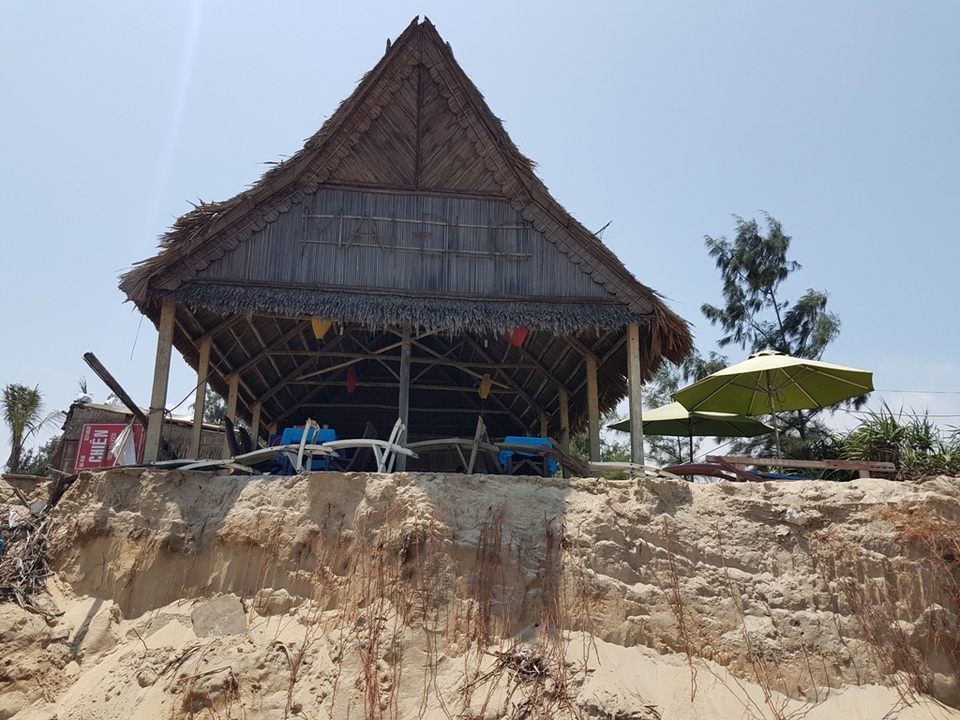 Đoạn sạt lở cao hơn 2 mét, đến sát chân nhà hàng