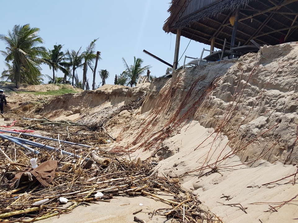 Nhiều nhà hàng cũng sắp bị cuốn xuống biển