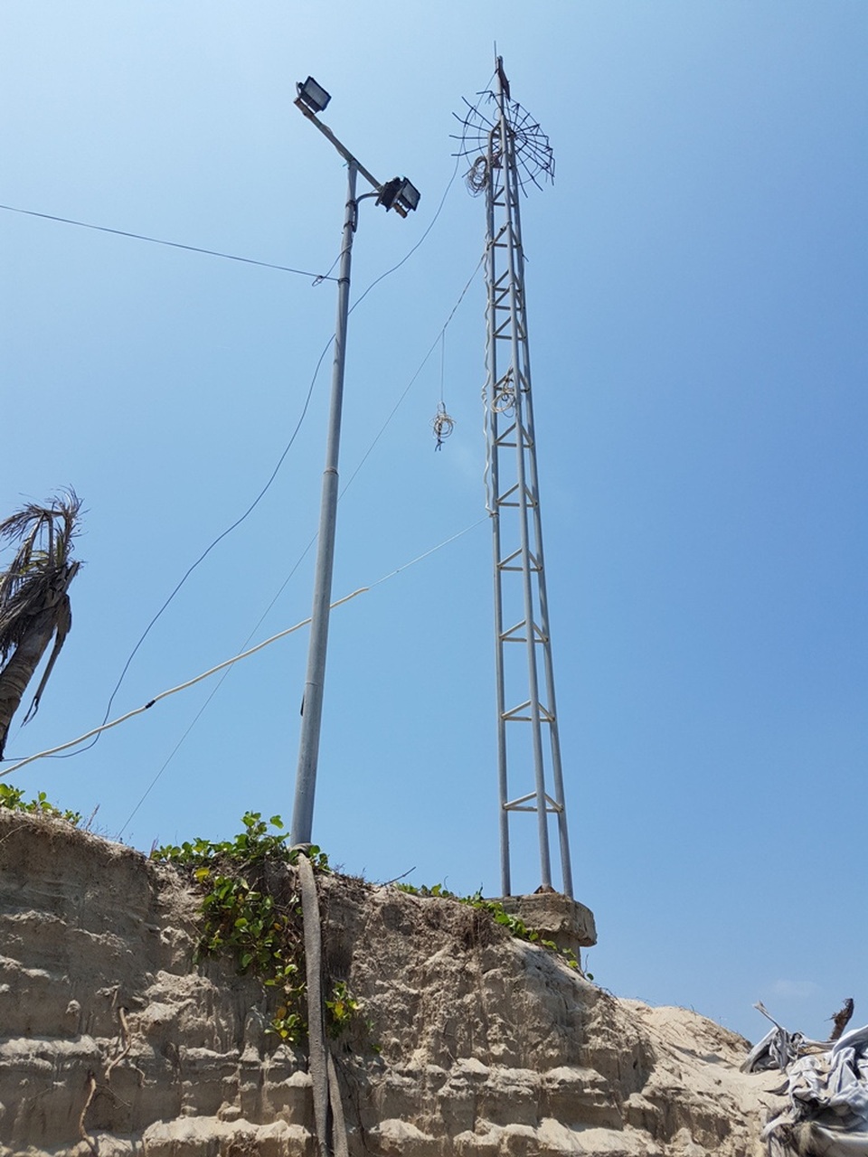 Trụ camera giám sát thông số thủy triều và dòng chảy để cung cấp số liệu phục nghiên cứu xói lở biển Cửa Đại đặt cách biển 30m nhưng đã bị sóng đã đánh vào tận móng trụ