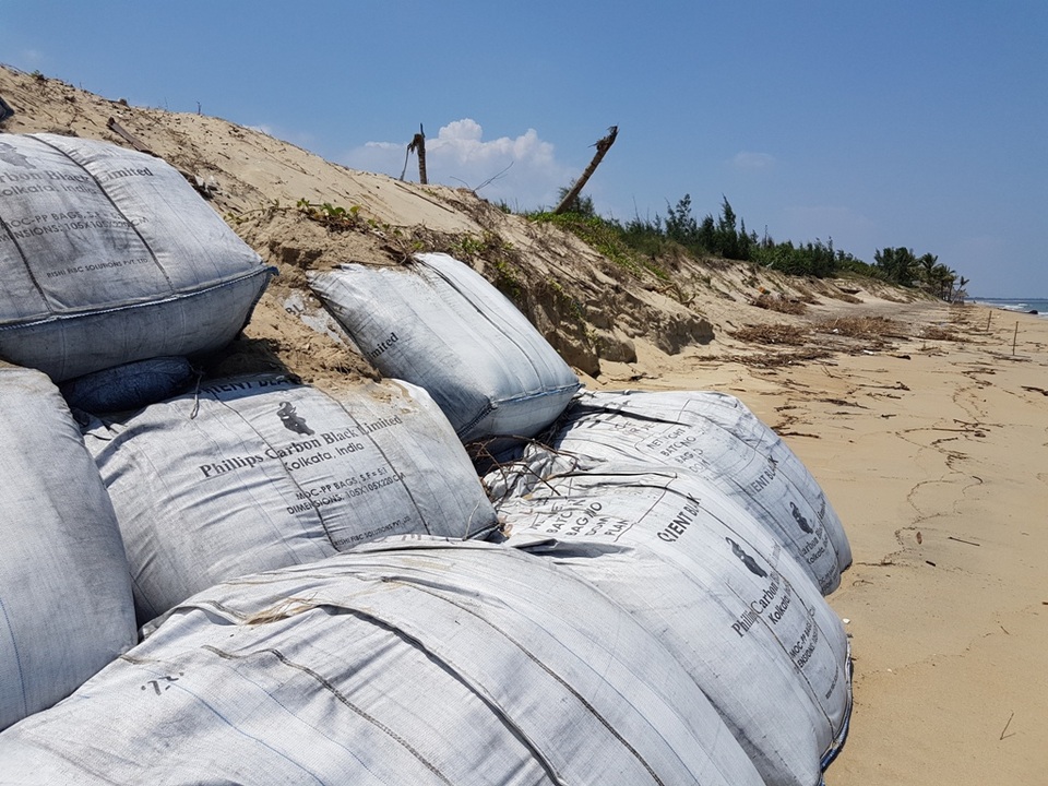 Các bao tải lớn được gia cố nhưng không ăn thua