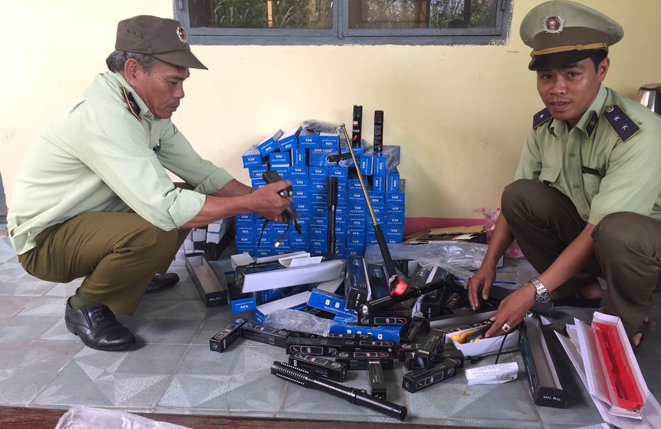 Số hàng nóng trên xe đang được lực lượng chức năng kiểm đếm