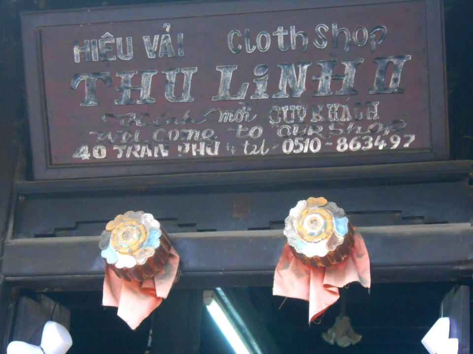 Hằng đêm hay sáng sớm, người dân phố Hội đều cắm hai bên cánh cửa một cây nhang như thể hiện sự tôn kính của gia chủ đối với các vị thần