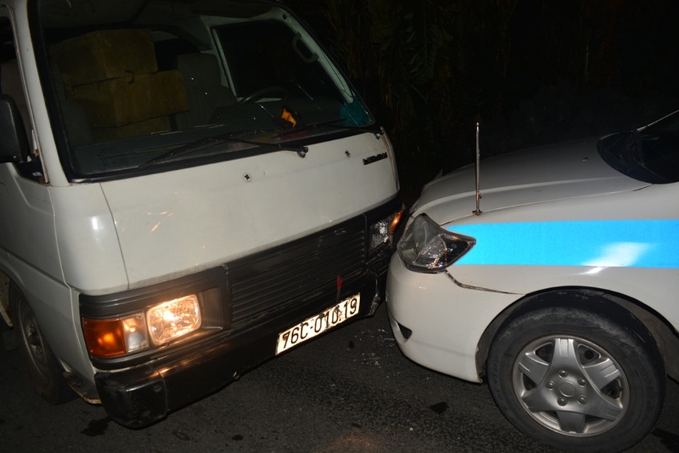 
Xe cảnh sát đối đầu với xe khách nghi ngờ chở gỗ lậu
