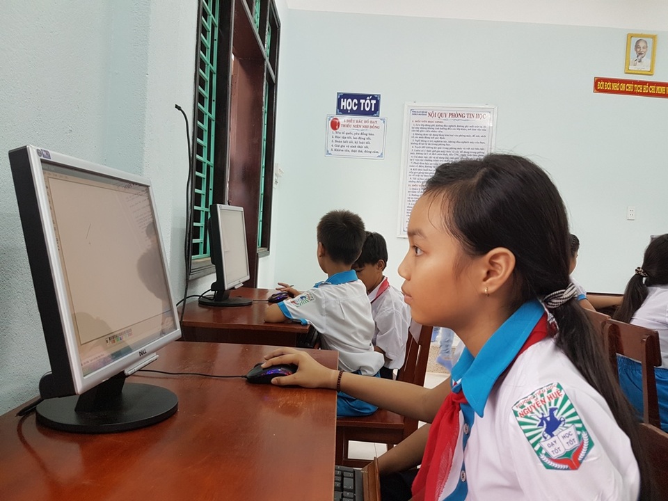 Tặng một phòng học máy tính cho học sinh Quảng Nam - 1 Các em học sinh được học với dàn máy tính mới được tặng