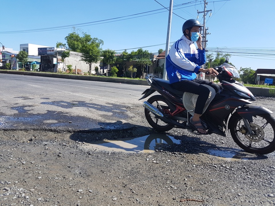 Giữa đoạn đã thảm nhựa và đoạn chưa thảm là cái bẫy rất dễ gây tai nạn giao thông