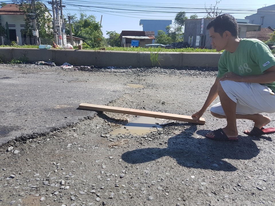 Khoảng cách giữa đoạn thảm nhựa và chưa thảm nhựa cách nhau gần 20cm