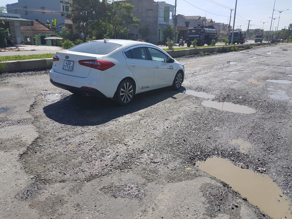 Chỉ một đoạn đường ngắn vài chục mét nhưng có nhiều ổ gà gây khó khăn cho người tham gia giao thông