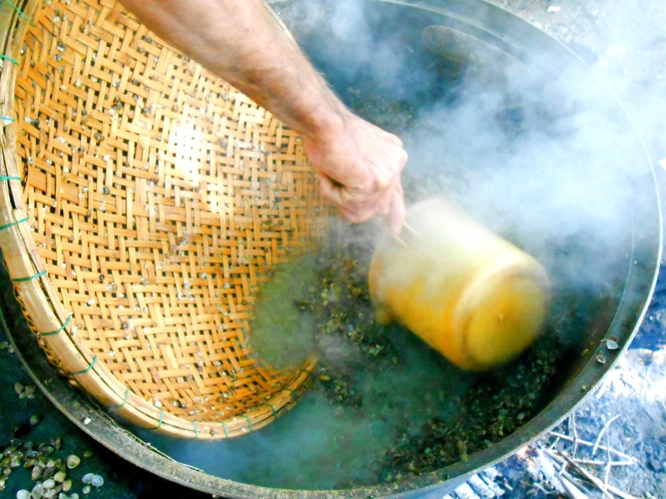 Theo kinh nghiệm của những người có thâm niên trong nghề, khi nấu hến phải để lửa rất lớn, đun đủ “ba sôi, hai trào” rồi khuấy đều thì hến sẽ câm, không nở