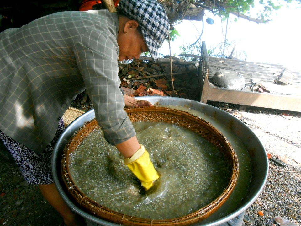 Cẩm Nam chính là vùng đất hạ lưu nên dễ có sự giao nhau của cả 2 nguồn nước mặn ngọt, vì thế mà con hến ở Cẩm Nam ngọt, bùi hơn so với các vùng khác