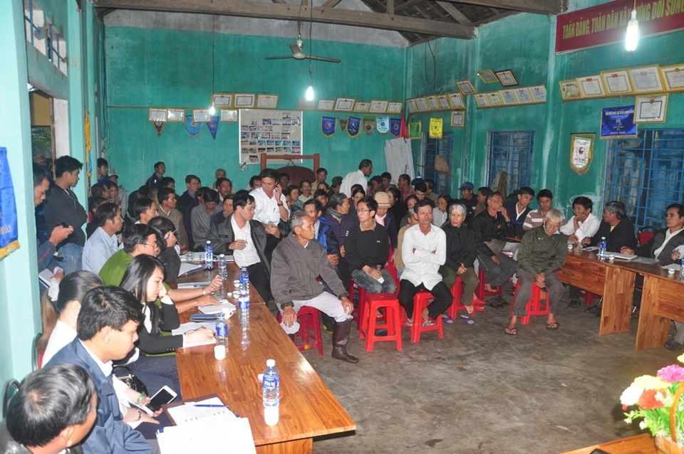 Sẽ chuyển nhà máy thép ô nhiễm từ đồng bằng lên vùng núi? - 2 Người dân sông gần nhà máy thép đối thoại với lãnh đạo tỉnh tháng 12/2014
