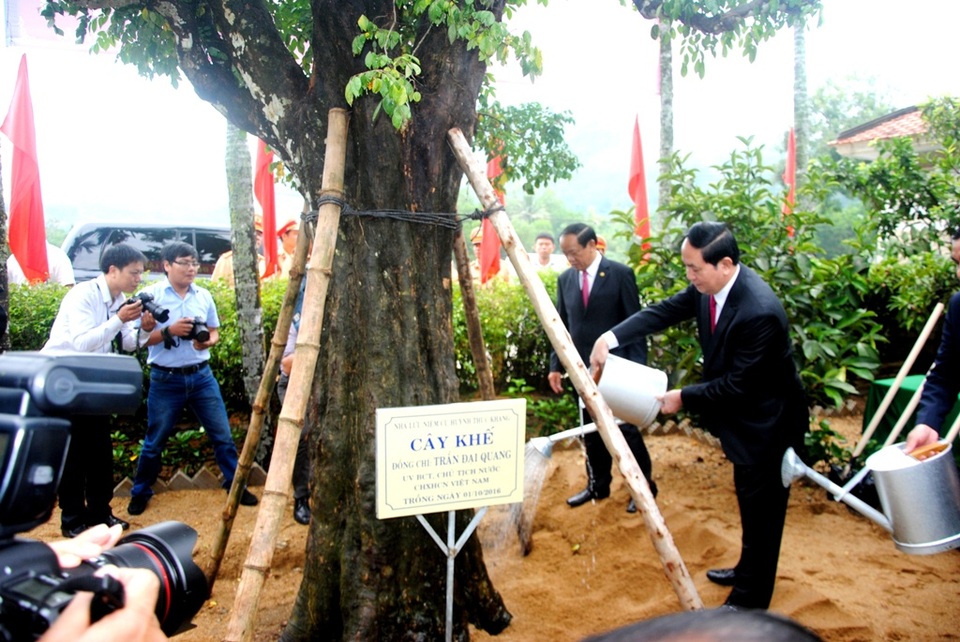 Kỷ niệm 140 năm ngày sinh Quyền Chủ tịch nước Huỳnh Thúc Kháng - 2 Chủ tịch nước trồng cây tại nhà lưu niệm cụ Huỳnh Thúc Kháng