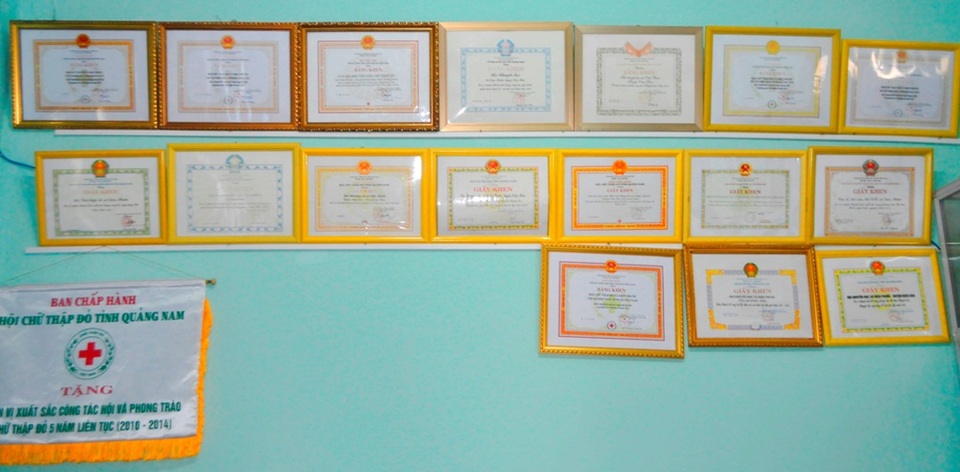 
Các bằng khen tặng qua các thời kỳ dành cho Hội Khuyến học và Hội Chữ thập đỏ xã Điện Phước mà ông Nga là người giữ vai trò nòng cốt.
