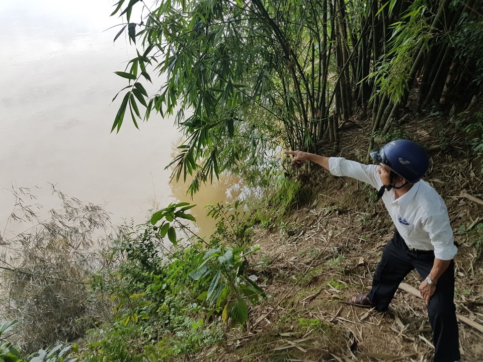 Nỗi lo bị “hà bá” nuốt xuống sông trong mùa mưa bão - 1 Trước đây, bờ sông cách vườn nhà mấy chục mét nhưng nay đã ăn sát nhà, nguy cơ lũ cuốn trôi nhà cửa trong mùa mưa bão đang cận kề