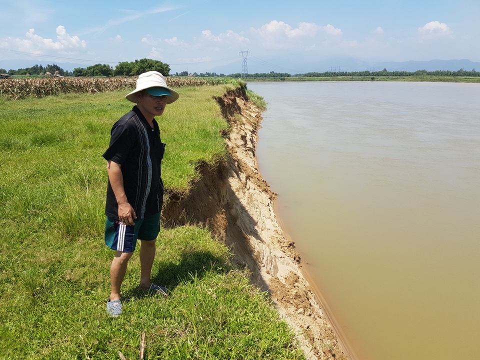 Vụ người dân phản đối hút cát rầm rộ: Hút cát để… chỉnh dòng? - 1 Người dân thôn Văn Ly lo sợ việc khai thác cát sẽ làm sạt lở bờ sông như ở thôn Phú Tây này