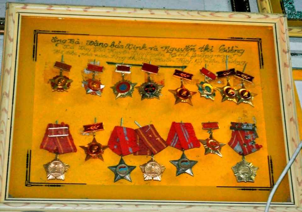Những huy chương của bà Cường và chồng trong kháng chiến