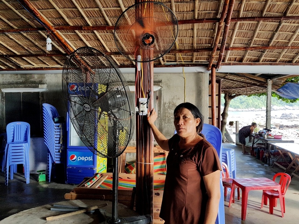Điện về trên đảo Cù Lao Chàm - 2
Quán ăn uống, giải khát của bà Ngôn ở thôn Bãi Làng đã mua thêm quạt máy phục vụ du khách