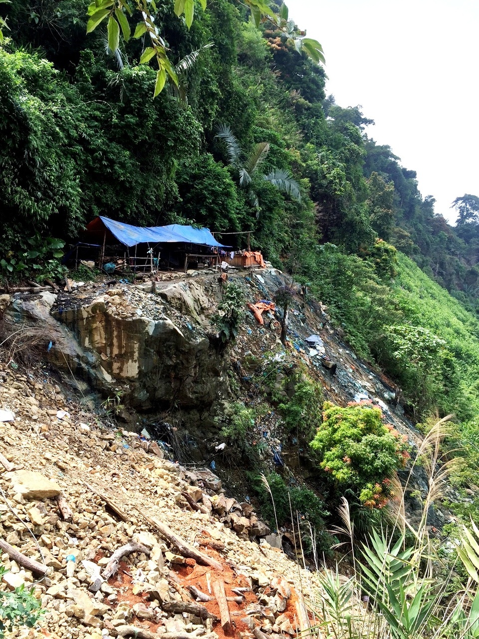 Lán trại của “vàng tặc” để hoạt động khai thác vàng trái phép