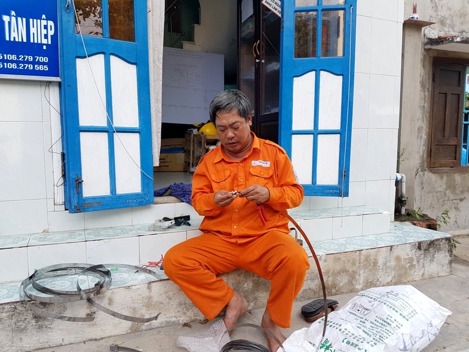 Điện về trên đảo Cù Lao Chàm - 4
Những người thợ điện phục vụ dân trên đảo Cù Lao Chàm