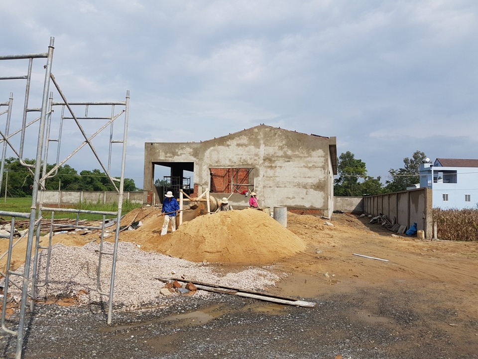 Nhà máy rộng hàng nghìn mét vuông xây... không phép - 5 Các công nhân vẫn tiếp tục thi công nhà điều hành chiều ngày 12/10