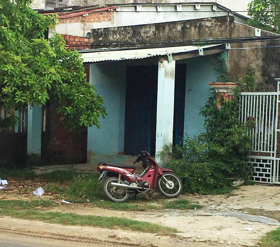 Bắt chủ tiệm cắt tóc kiêm chủ đại lý “hàng đá” - 1 Tiệm cắt tóc Oanh Nhi đóng cửa sau khi Lê Viết Oanh bị bắt giữ