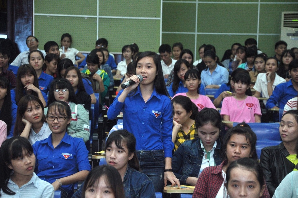 Các sinh viên ĐH Quảng Nam đặt câu hỏi về chế độ BHYT