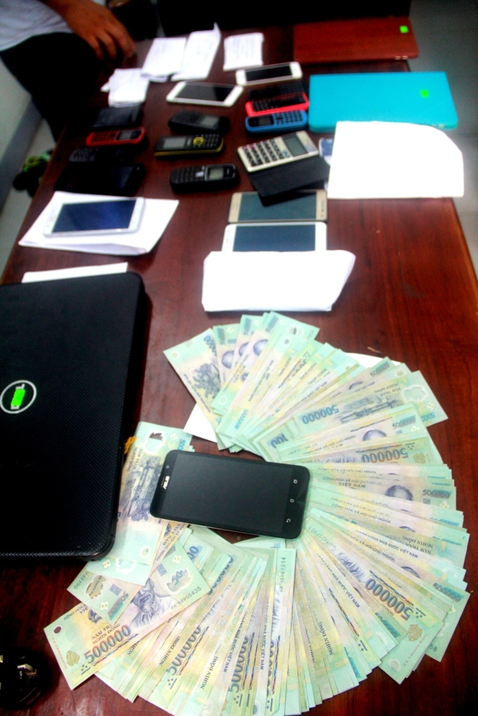 Tang vật thu giữ trong đường dây đánh bạc