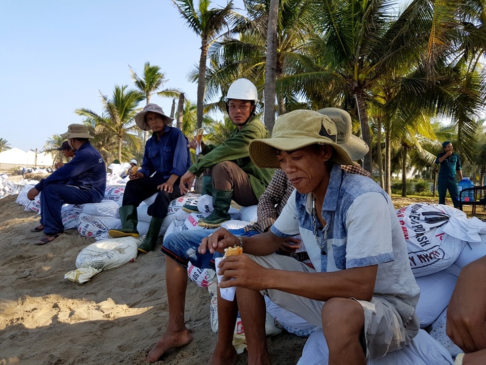 Hàng trăm người “ứng cứu” bờ biển Cửa Đại bị sóng lớn đánh sạt - 4
Bữa ăn vội vàng của những ngươi ứng cứu bờ biển.