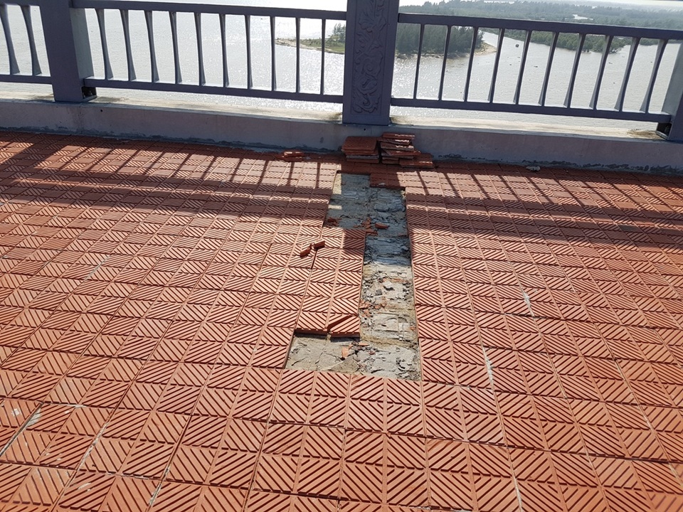 Cầu đúc hẫng lớn nhất Việt Nam vừa được sử dụng đã bong tróc - 2
Gạch lát bị bong tróc nhiều nơi trên vỉa hè cầu Cửa Đại