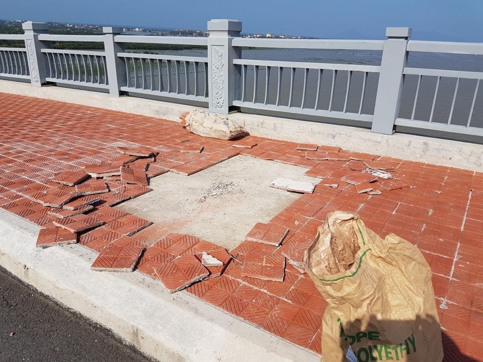 Cầu đúc hẫng lớn nhất Việt Nam vừa được sử dụng đã bong tróc - 3 Một số vị trí được làm sạch để lát lại
