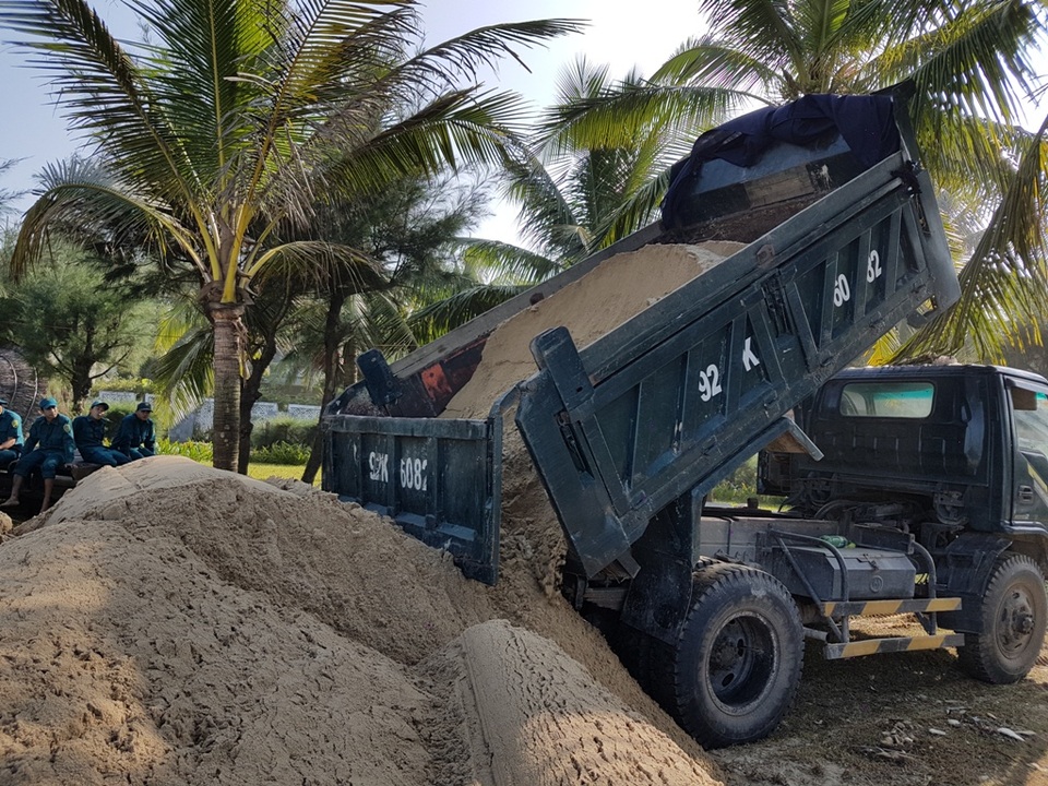 Hàng trăm người “ứng cứu” bờ biển Cửa Đại bị sóng lớn đánh sạt - 2
Xe tải cát được chở đến để cho vào bao, gia cố bờ biển.