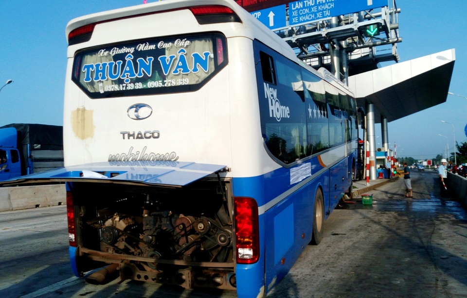 Xe khách tông trạm thu phí, 6 người bị thương - 1
Hiện trường xe khách trên tông vào dải phân cách