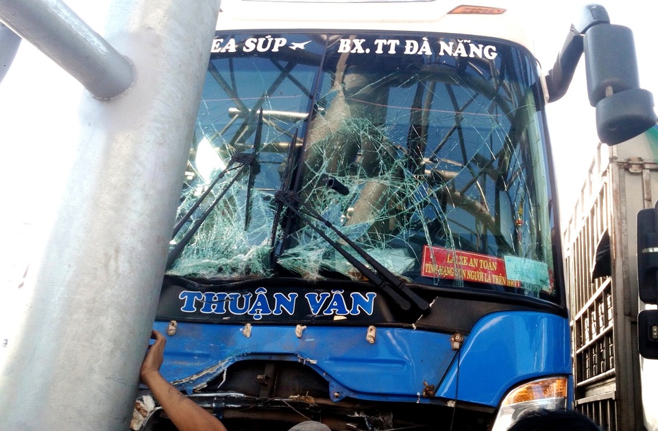 Xe khách tông trạm thu phí, 6 người bị thương - 2 Đầu xe khách bị hư hỏng nặng