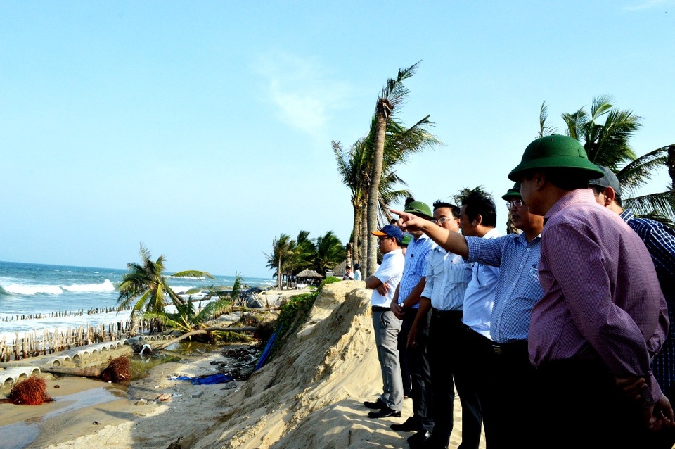 Đoàn công tác của Tổng Cục thủy lợi khảo sát bờ biển Cửa Đại