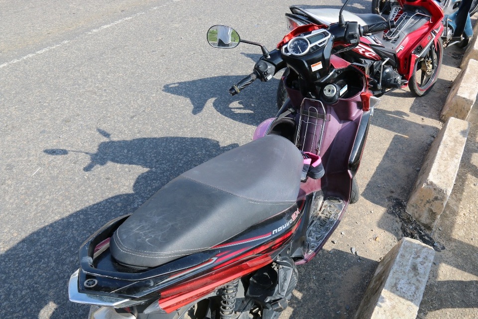 
Xe máy của M. bỏ lại trên cầu
