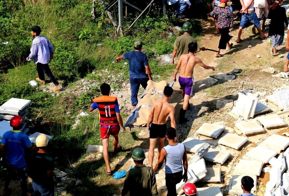 Lực lượng chức năng đưa thi thể nạn nhân vào bờ