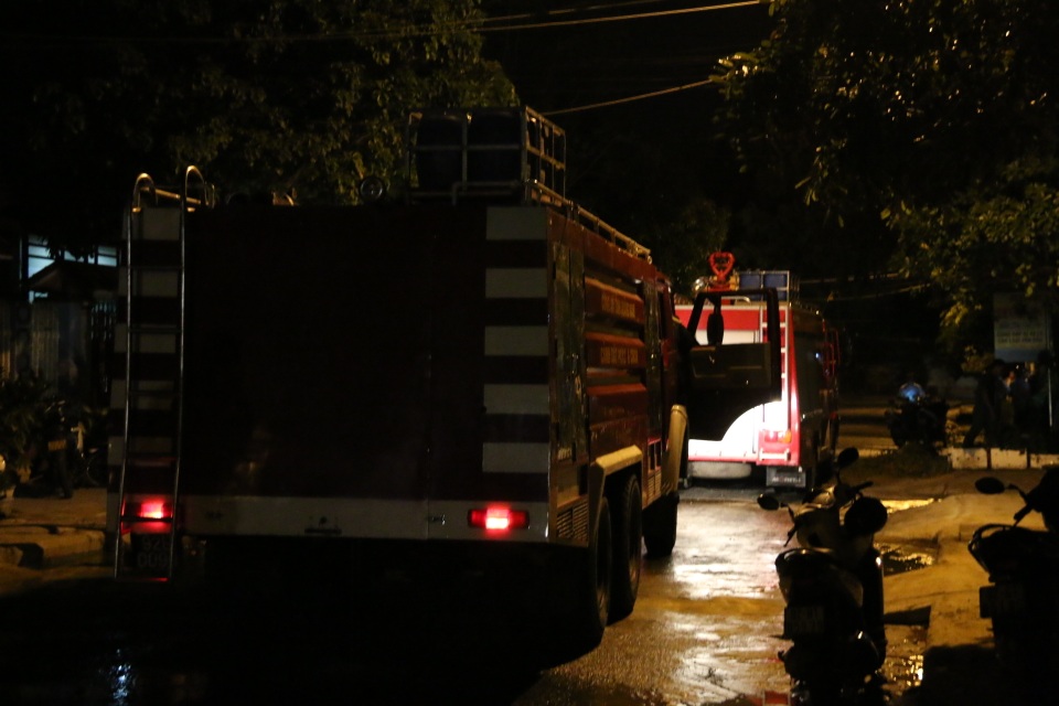 
Xe chữa cháy đến dập lửa
