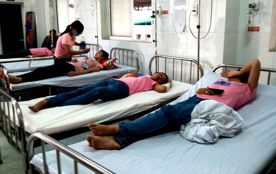 Nhiều công nhân dệt may bị ngất xỉu - 1 Một số công nhân bị ngất xỉu đang cấp cứu bệnh viện Minh Thiện