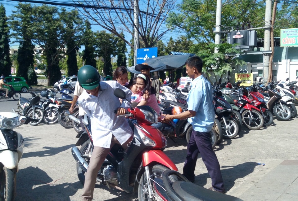 Thêm nhiều công nhân dệt may bị ngất xỉu - 1 Một công nhân bị ngất được đưa đi cấp cứu