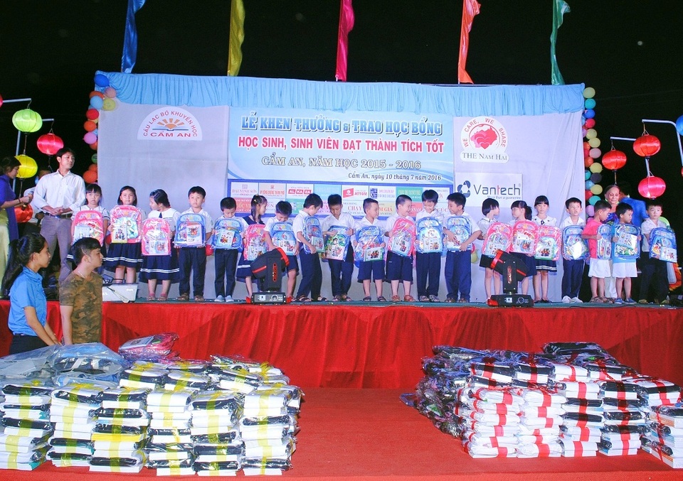 Câu lạc bộ khuyến học của những người trẻ - 1 Các em học sinh được nhận học bổng từ CLB