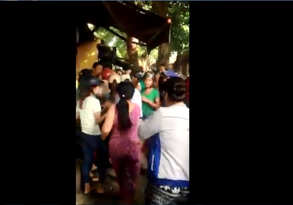 Người dân đang vây bắt Duyên vì nghi trộm cắp vàng. (Ảnh cắt clip)