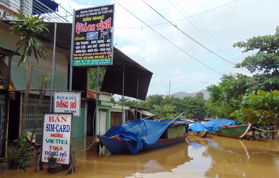 Nước dâng cao làm ngập nhà dân ở huyện Đại Lộc