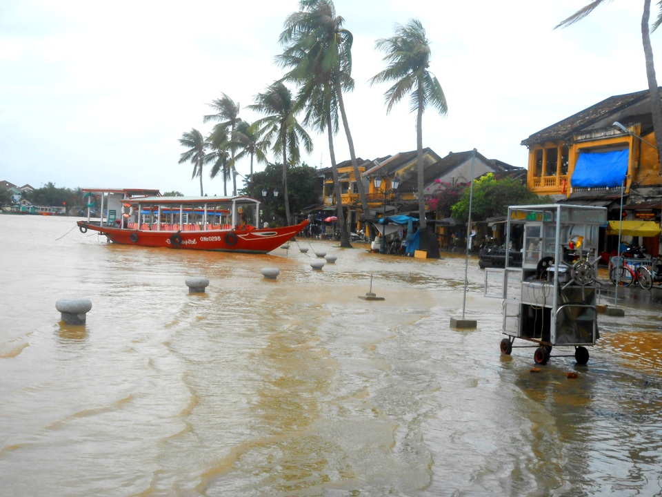 Trưa 2/11, nước tại sông Hoài bắt đầu lên