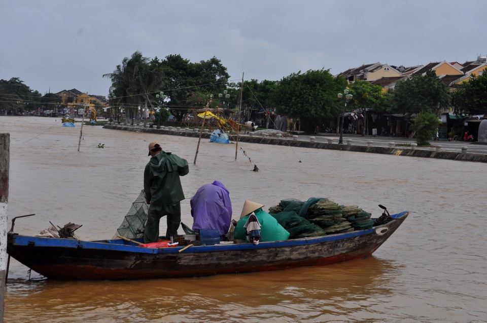 Người dân tranh thủ đánh cá khi nước lũ lên